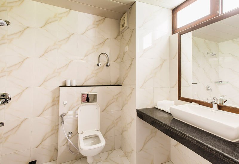 Family-Suite-Bathroom-with-Main-Room-Alternate-view